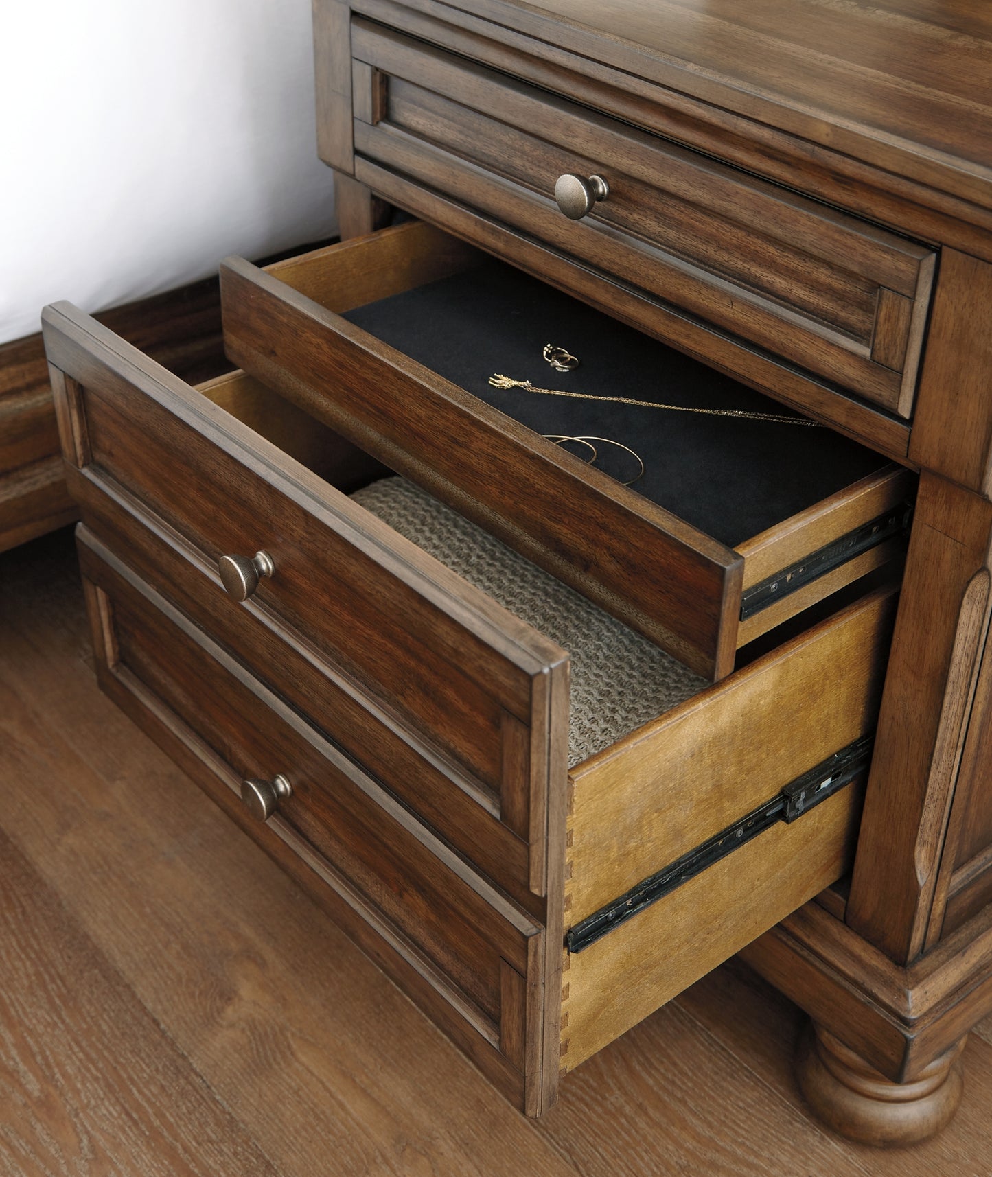 Flynnter  Panel Bed With Mirrored Dresser And 2 Nightstands